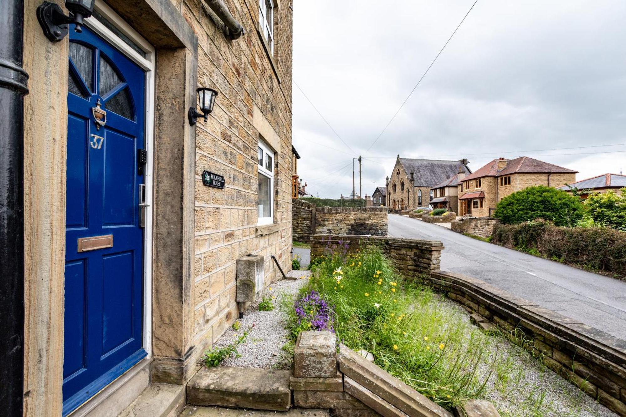 Holmfield House * Clayton West